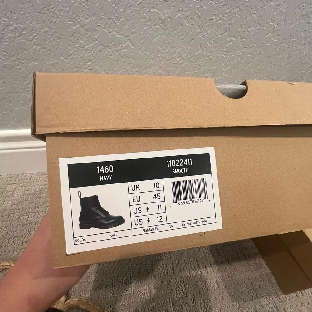 Dr. Martens Navy Leather Men's Boots in Box - Picture 5 of 5